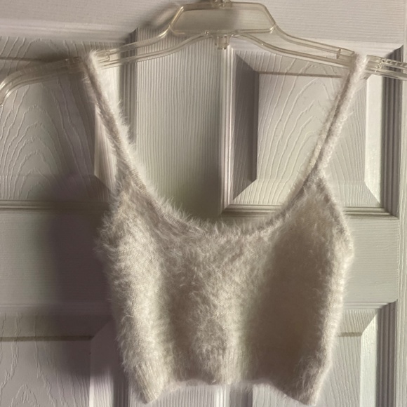 Garage fluffy white top - Picture 2 of 2